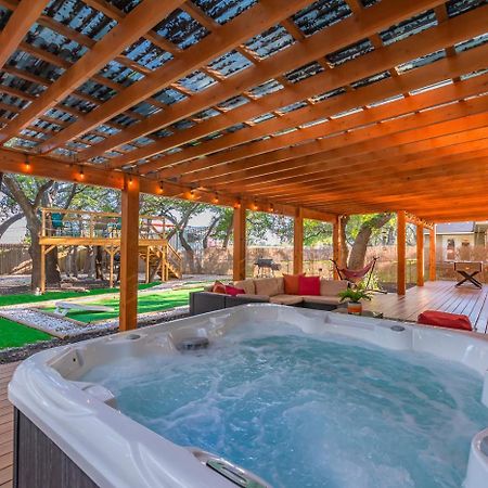 Luxurious Home With Hot Tub & Tree Deck By 6Flags San Antonio Eksteriør bilde