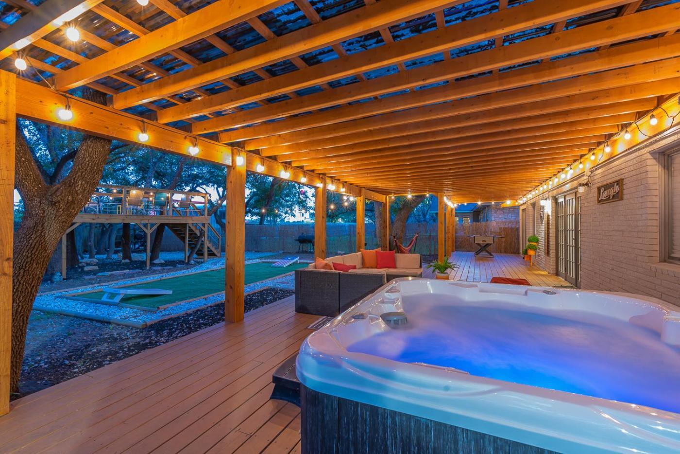 Luxurious Home With Hot Tub & Tree Deck By 6Flags San Antonio Eksteriør bilde