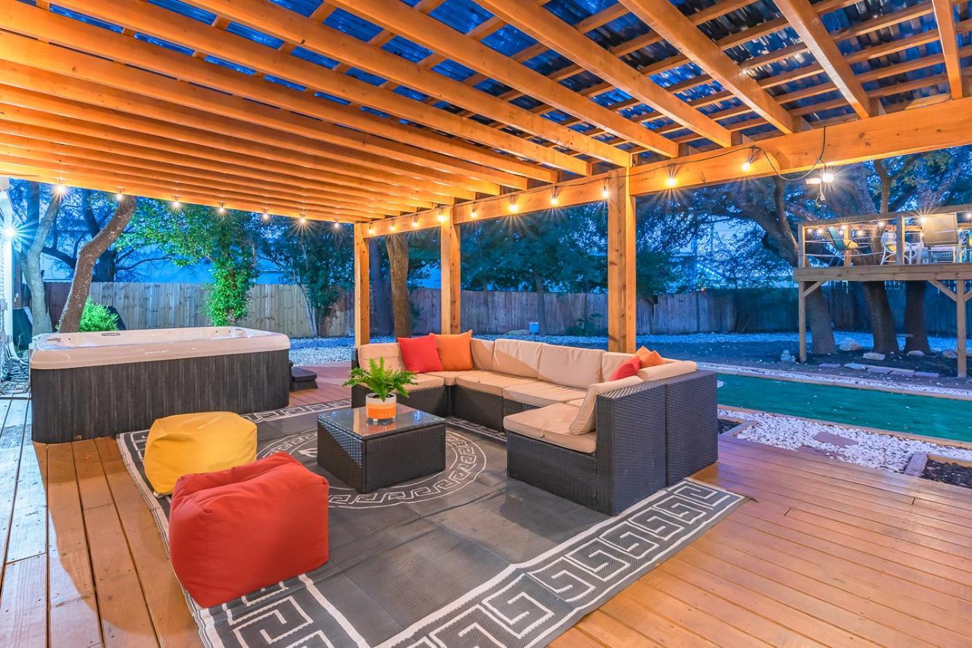 Luxurious Home With Hot Tub & Tree Deck By 6Flags San Antonio Eksteriør bilde