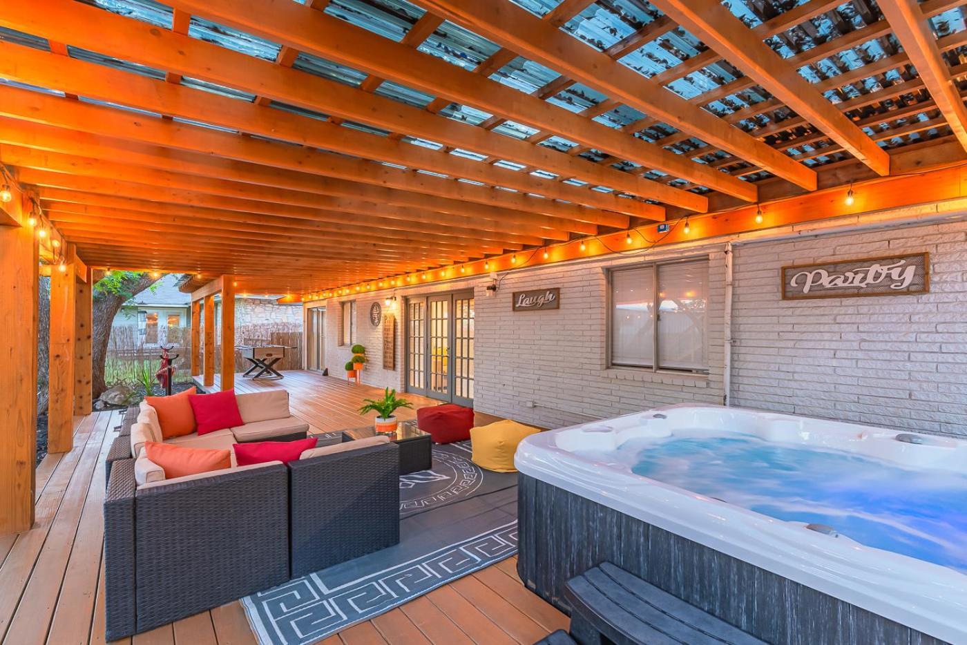 Luxurious Home With Hot Tub & Tree Deck By 6Flags San Antonio Eksteriør bilde