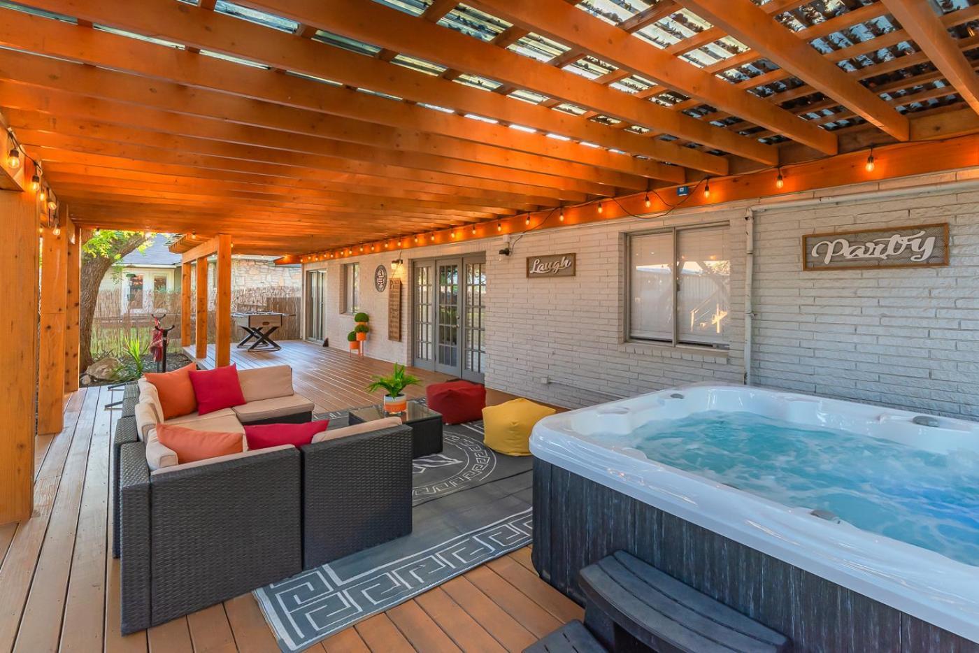 Luxurious Home With Hot Tub & Tree Deck By 6Flags San Antonio Eksteriør bilde