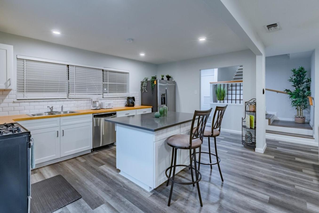 Luxurious Home With Hot Tub & Tree Deck By 6Flags San Antonio Eksteriør bilde