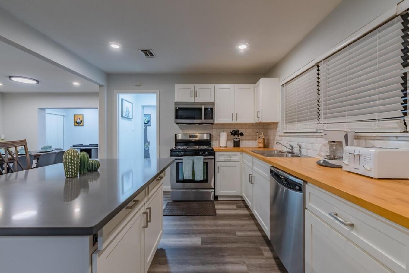 Luxurious Home With Hot Tub & Tree Deck By 6Flags San Antonio Eksteriør bilde